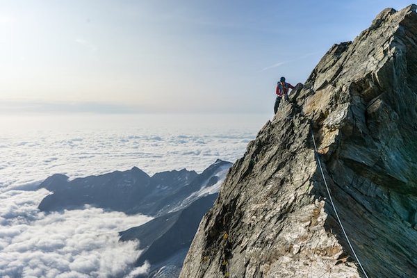 Quels sont les meilleurs sentiers pour une randonnée dans les montagnes des Rocheuses canadiennes : saisons et équipements ?